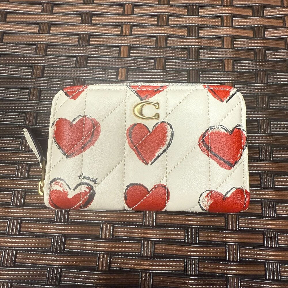 coach Essential Small Zip Around Card Case With Quilting And Heart Print cbr71